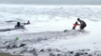 Detik-Detik Wisatawan Nyaris Terseret Ombak di Pantai Pelabuhan Ratu