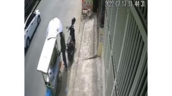 Viral Terekam CCTV, Tukang Bakso Curi Uang Jutaan di Sepeda Motor Terparkir