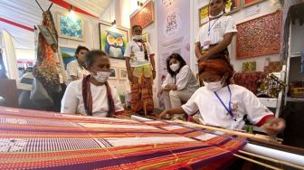 Penyandang Disabilitas Pemerkan Karya di W20 Summit, Scarf dan Lukisan Paling Banyak Dibeli para Delegasi