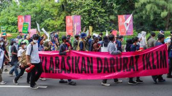 Aktivis lingkungan dari berbagai daerah melakukan aksi unjuk rasa di Jakarta, Kamis (21/7/2022). [Suara.com/Alfian Winanto]