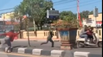 Viral Video Pelajar Tawuran di Depan Polsek