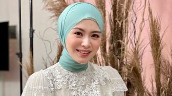 Intip 5 Potret Ayana Moon Gantikan Hijab dengan Topi dan Jaket