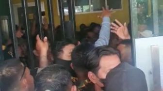 Kantor Golkar Sulsel Diserbu Massa Berpakaian Kuning Loreng