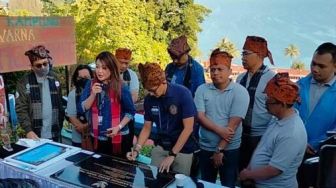 Menteri Sandiaga Tandatangani Prasasti Kampung Warna Warni