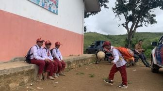 Hari Anak Nasional: Kisah Egi Anak di Pelosok Cianjur, Berjalan Kaki Naik Turun Bukit Sejauh 3 Kilometer Untuk Sekolah