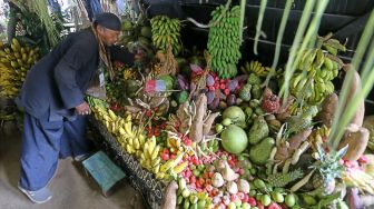 Warga mengumpulkan hasil bumi saat perayaan adat Seren taun di Cigugur, Kuningan, Jawa Barat, Jumat (22/7/2022). ANTARA FOTO/Dedhez Anggara