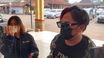 Asisten Bawakan Cemilan untuk Nikita Mirzani di Polres Serang Kota