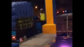 Viral Video Oknum Polantas Diduga Lakukan Pungli ke Sopir Truk di Gerbang Tol Semanggi, Polda Metro Lakukan Penyelidikan
