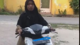 Niat Parkir Motor ke Dalam Rumah, Perempuan Ini Malah Tidak Sengaja Tabrak Teman Sendiri