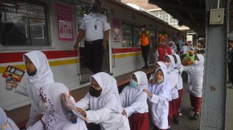 Sejumlah siswa menaiki kereta api saat mengikuti perayaan Hari Anak Nasional yang di gelar oleh KAI Commuter di Stasiun Jakarta Kota, Jakarta, Jumat (22/7/2022).  ANTARA FOTO/Akbar Nugroho Gumay