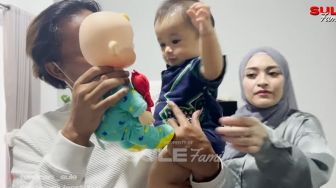 VIDEO Nathalie Holscher Bantu Sule Mainkan Boneka buat Adzam, Ekspresinya Datar