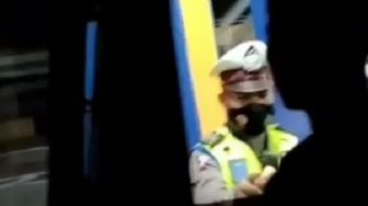 Viral Video Polisi Berada di Gerbang Tol 'Salaman' dengan Sopir, Publik: Lihat Kaya Gitu Bukan Rahasia Umum