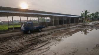 Sebuah mobil melintas di Jombang, Kota Cilegon, Banten, Kamis (21/7/2022). .ANTARA FOTO/Muhammad Bagus Khoirunas
