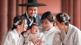 Felicya Angelista Pamer Foto Bareng Song Joong Ki, Komen Ussy Sulistiawaty Disorot: Aku Minta Putus