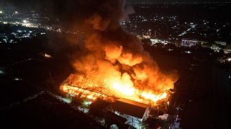 Foto udara kobaran api yang membakar kompleks pabrik pengolahan pupuk CV Saprotan Utama di Desa Bandungrejo, Mranggen, Demak, Jawa Tengah, Kamis (21/7/2022).  ANTARA FOTO/Aji Styawan
