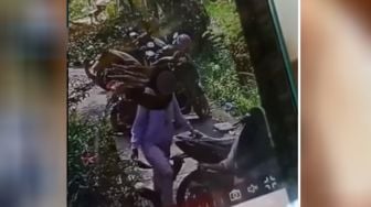 Viral Wanita Berhijab Diduga Curi Helm di Parkiran Motor, Aksinya Terekam CCTV