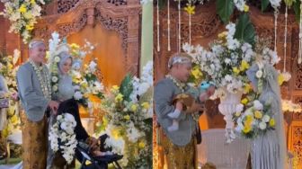 Resepsi Pernikahan Tertunda karena Pandemi Covid-19, Pengantin Ini Bawa Anaknya ke Pelaminan