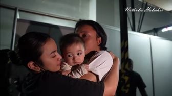 Video Rizky Febian Peluk Baby Adzam Sambil Menangis Bikin Netizen Baper: Kok Sedih Ya