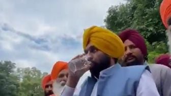 Nekat Minum Air dari Sungai Untuk Buktikan Bersih, Kepala Menteri Punjab Ujungnya Dilarikan ke RS Gegara Sakit Perut