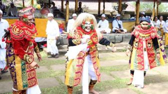 Wali Kota Denpasar Ngayah Bawakan Tarian Topeng Sakral di Pura Mandahara Giri Semeru