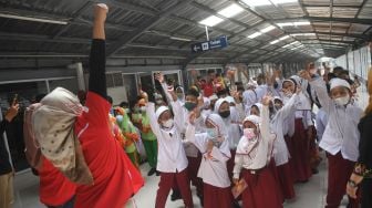 Sejumlah siswa mengikuti perayaan Hari Anak Nasional yang di gelar oleh KAI Commuter di Stasiun Jakarta Kota, Jakarta, Jumat (22/7/2022). ANTARA FOTO/Akbar Nugroho Gumay
