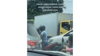 Bukan Emak Biasa Turun Mobil Mengurai Kemacetan Jalan Warganet: 1 dari 1000