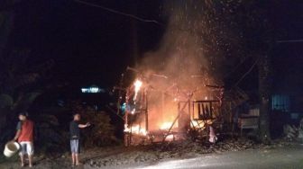 Menjelang Magrib, Sebuah Warung Terbakar di Langkob