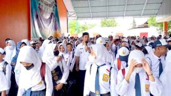 Pesan Hamim Pou saat Hari Pertama Sekolah Bersama Siswa SMP 1 Tapa