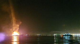 Kapal Angkut Barang Kelontong dari Malaysia Terbakar di Sekitar Pelabuhan Batuampar Batam, ABK Selamat