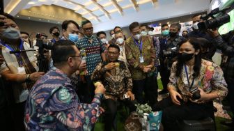 Momen Moeldoko Jatuh Cinta dengan Kopi Pengalengan Punya UMKM Binaan PLN di PEVS 2022