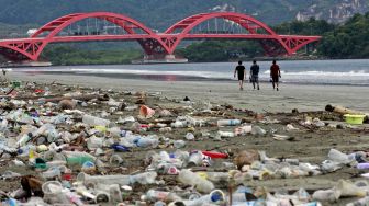 Bijak Menggunakan Plastik: Langkah Kecil Selamatkan Bumi