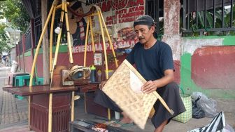 Sehari 4 Jam Jualan Sate di Pinggir Jalan, Pria di Jembrana Ini Bisa Dapat Rp 1 Juta