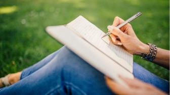 5 Manfaat Journaling untuk Kesehatan Mental, Salurkan Luapan Emosi