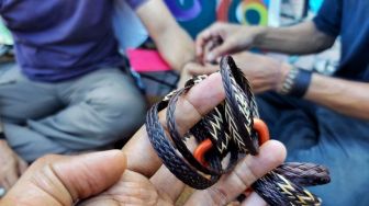 Raup Cuan di Gernas BBI, Perajin Gelang Simpai Dayak Hasilkan Rp 1,5 Juta dalam Tiga Hari