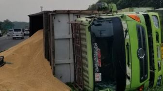 Truk Terguling di Tol Tangerang-Merak, Akibat Banting Stir Hindari Mobil di Depan