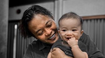 Sule Pamer Masak Sendiri, Netizen Salfok Penampilan Ayah Putri Delina