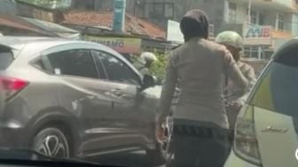 Video Viral Polwan Hadang Pemotor Lawan Arah Dengan Cara Buka Pintu Mobil, Netizen: Awalnya Garang Endingnya Melempem