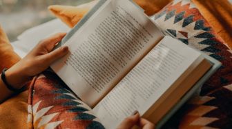 5 Cara Mempermudah Kebiasaan Membaca Buku, Apa Saja?