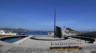 Warga berjalan di kawasan Waterfront yang menjadi salah satu ikon baru Labuan Bajo di Pantai Marina, Labuan Bajo, NTT, Sabtu (23/7/2022). [ANTARA FOTO/Indrianto Eko Suwarso/wsj]
