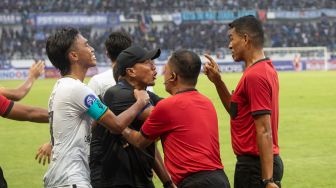 Pelatih Kepala Rans Nusantara FC Rahmad Darmawan (kedua kiri) memprotes keputusan asisten wasit 1 Ami Jermias Tepal (kanan) yang memberikan hukuman penalti kepada timnya saat melawan PSIS Semarang dalam laga perdana BRI Liga 1 di Stadion Jatidiri, Semarang, Jawa Tengah, Sabtu (23/7/2022). [ANTARA FOTO/Aji Styawan/wsj]