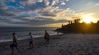 Wisata Sambil Menikmati Senja di Pantai Batu Bolong Lombok