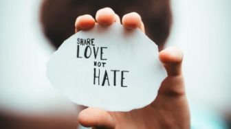 4 Hal yang Harus Kamu Lakukan saat Terjebak pada Love-Hate Relationship
