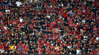 Penonton menyaksikan pembukaan kompetisi Liga 1 2022/2023 di Stadion Kapten I Wayan Dipta, Gianyar, Bali, Sabtu (23/7/2022). [ANTARA FOTO/Fikri Yusuf/wsj]
