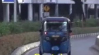 Viral Bajaj Dipukul Mundur Usai Nekat Melintas di Jalur TransJakarta, Maju Kena Mundur Kena!