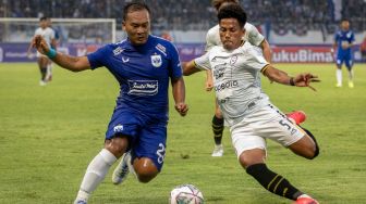 Pesepak bola PSIS Semarang Wawan Febrianto (kiri) berusaha melewati hadangan pesepak bola Rans Nusantara Saddam (kanan) dalam laga perdana BRI Liga 1 di Stadion Jatidiri, Semarang, Jawa Tengah, Sabtu (23/7/2022). [ANTARA FOTO/Aji Styawan/wsj]