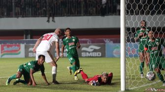 Pesepak bola PSM Makasar Pluim (kedua kiri) mencetak gol ke gawang PSS Sleman saat pertandingan Liga 1 di Stadion Maguwoharjo, Depok, Sleman, D.I Yogyakarta, Sabtu (23/7/2022). [ANTARA FOTO/Andreas Fitri Atmoko/wsj]