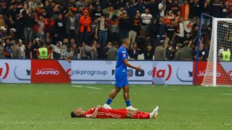 Pesepakbola Persija Jakarta Rezaldi Hehanussa terjatuh   saat laga persahabatan dalam rangka Grand Launching Jakarta International Stadium (JIS) di Tanjung Priok, Jakarta Utara, Minggu (24/7/2022). [Suara.com/Alfian Winanto]