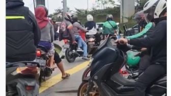 Viral Pemotor Ramai-Ramai Gunakan Trotoar sebagai Jalan, Publik: Perusak Fasilitas Umum