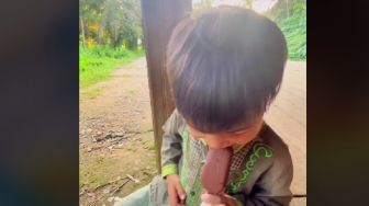 Anak Pedalaman Diajak Makan Es Krim Pertama Kalinya, Reaksi sang Bocah Buat Warganet Terharu