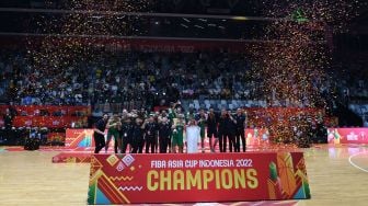 Sejumlah pebasket Australia berselebrasi dan mengangkat piala usai mengalahkan Tim Nasional Lebanon dalam babak final FIBA Asia Cup 2022 di Istora Gelora Bung Karno, Senayan, Jakarta, Minggu (24/7/2022). ANTARA FOTO/Aditya Pradana Putra